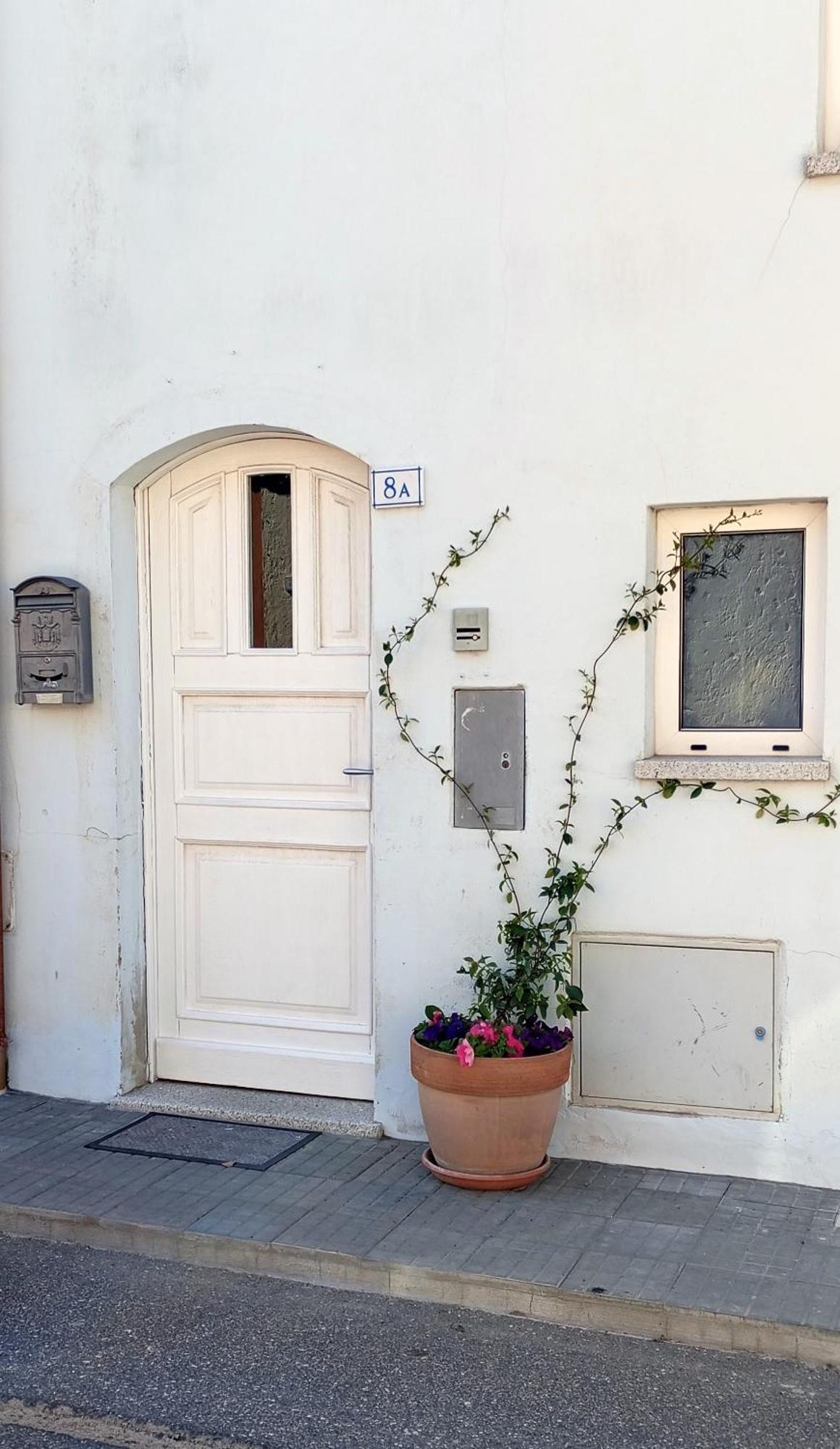 White - San Pantaleo Apartment Exterior photo